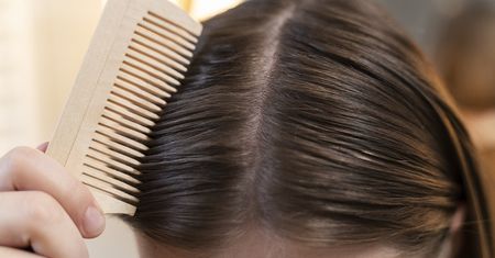 Zapomnij o codziennym myciu. Fryzjerka zdradziła lepszy patent na tłuste włosy