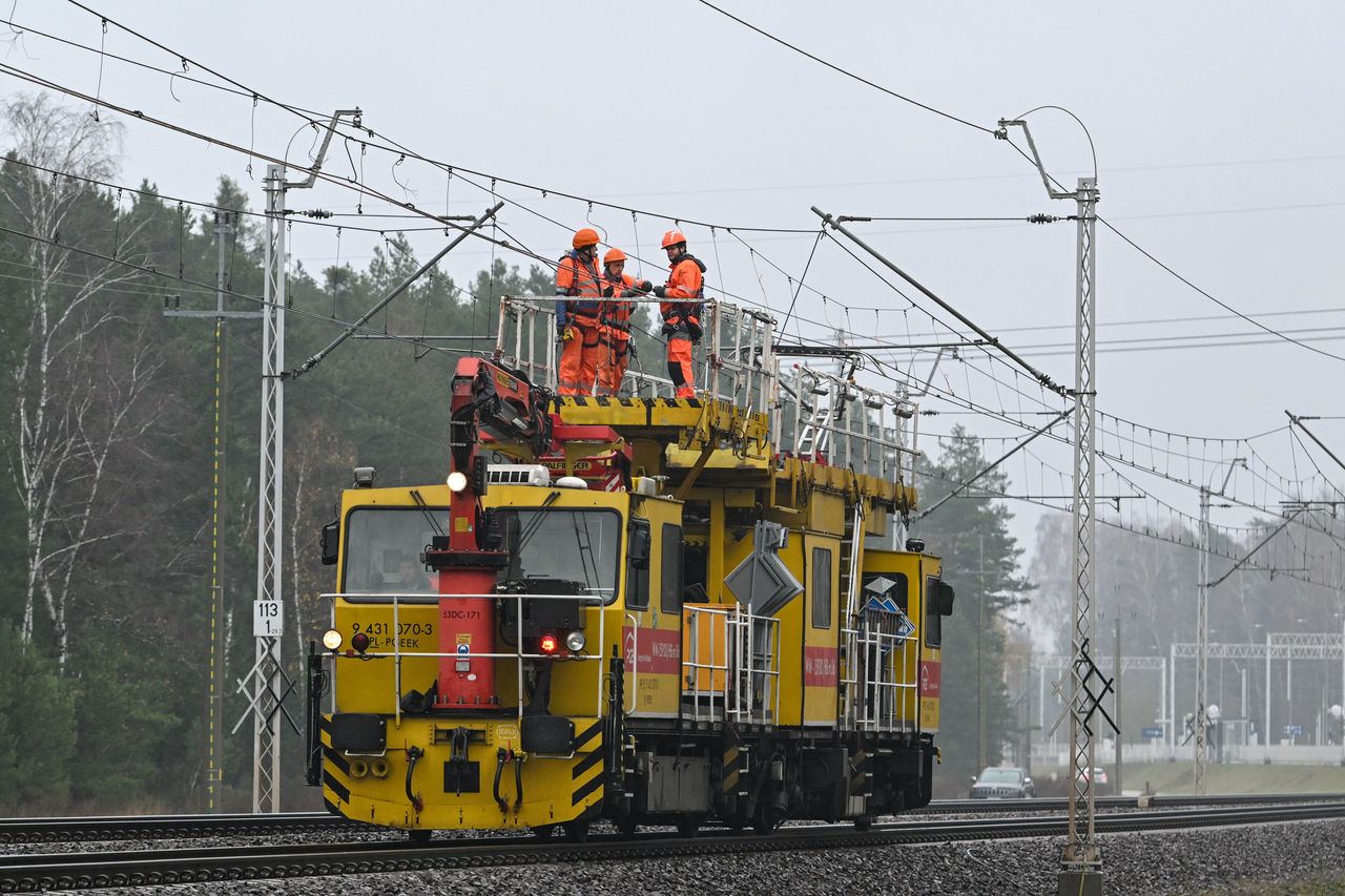 Prace naprawcze przy sieci trakcyjnej pomiędzy stacjami Puławy-Azoty i Puławy Chemia