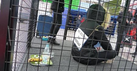 Lublin: Ludzie zamknięci w klatkach na placu Teatralnym. Pokazali problem handlu ludźmi