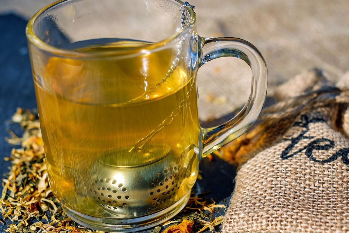 Herbata z pieprzem może okazać się skuteczna w walce z "oponką" na brzuchu