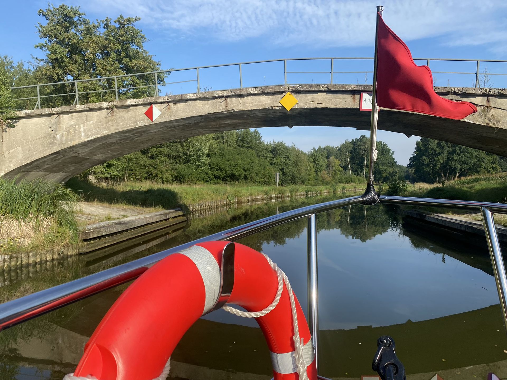 Statek "jedzie" po trawie. To jedyna taka atrakcja turystyczna na świecie. Rejs trwa kilka godzin, ceny zaczynają się od ok. 100 złotych za osobę dorosłą
