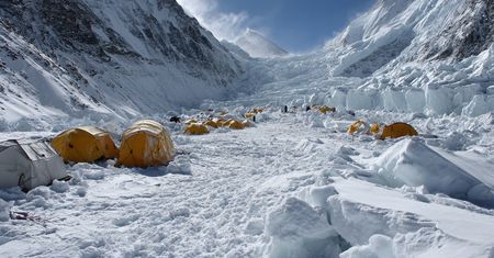 Lodowa bariera na drodze na szczyt. Everest sparaliżowany tuż przed sezonem