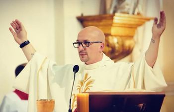 "Kobieta mocno bluzgała". Ksiądz ujawnia, co się działo na mszy