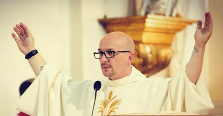 "Kobieta mocno bluzgała". Ksiądz ujawnia, co się działo na mszy