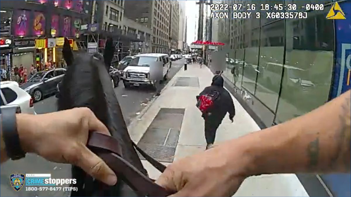 Niecodzienne nagranie z kamerki policyjnej. Pościg na koniu ulicami Nowego Jorku 1