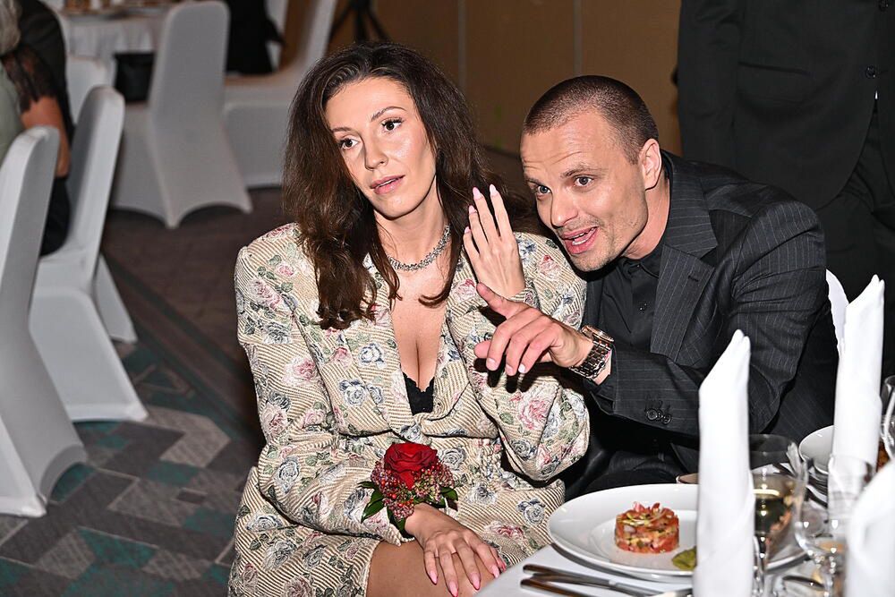 Marcin Hakiel bryluje na salonach z nową ukochaną