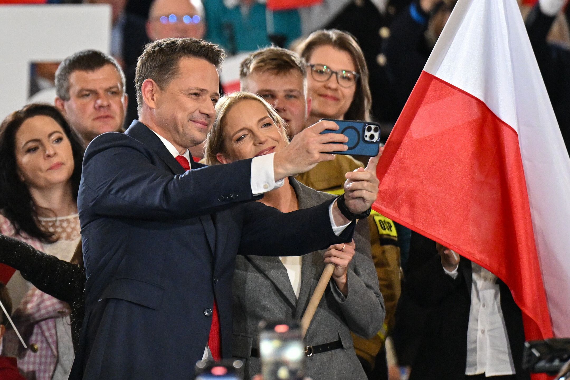 Sandomierz, 18.05.2025. Wybory prezydenta RP - I tura. Kandydat KO w wyborach prezydenckich, prezydent Warszawy Rafał Trzaskowski (L) z żoną Małgorzatą (C) w sztabie wyborczym w Hali Sportowo-Widowiskowej MOSiR w Sandomierzu, 18 bm. Zakończyło się głosowanie w I turze wyborów prezydenta RP. (mr) PAP/Piotr Polak
