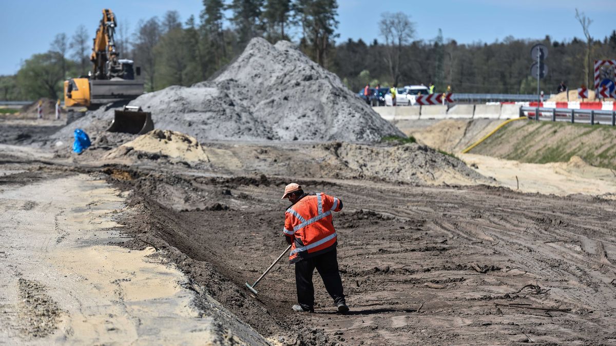 Janów Lubelski, 10.05.2021. Wizyta na budowie obwodnicy Janowa Lubelskiego, 10 bm. Obwodnica jest częścią budowanego odcinka drogi S19 między Kraśnikiem a węzłem Lasy Janowskie. (mr) PAP/Wojtek Jargiło