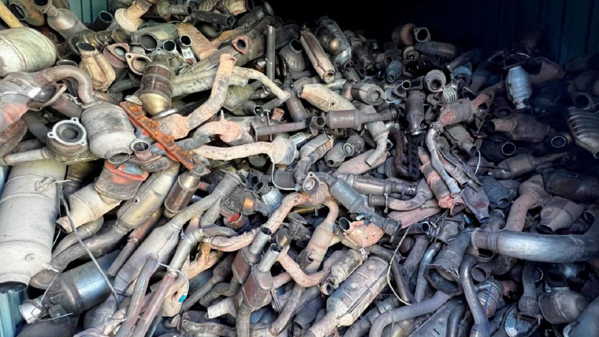 Mężczyzna zginął pod samochodem.