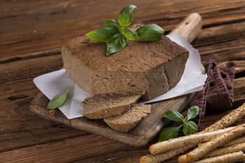 Tradycyjny pasztet drobiowy. Idealny do kanapek