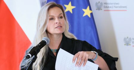 Rodzice panikują. "Książki sprzed dwóch lat nie nadają się do użytku"