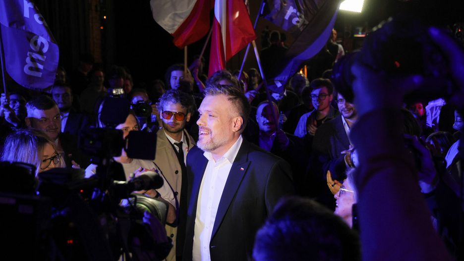 Warszawa, 18.05.2025. Wybory prezydenta RP - I tura. Kandydat Partii Razem Adrian Zandberg (C) w swoim sztabie wyborczym w Warszawie, 18 bm. Zakończyło się głosowanie w I turze wyborów prezydenta RP. (aldg) PAP/Rafał Guz