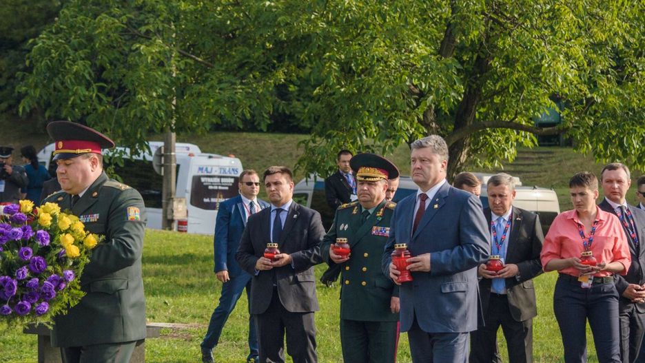 Wojtek Laski - archiwum 2016Fot. Laski Diffusion / East News  Prezydent Ukrainy Petro Poroszenko oddal hold ofiarom zbrodni wolynskiej. Zlozyl wiazanke kwiatow i zapalil znicz przed pomnikiem ofiar zbrodni na Skwerze Wolynskim na warszawskim Zoliborzu. Czlonkami ukrainskiej delegacji byli tez deputowani do ukrainskiego parlamentu (Rady Najwyzszej Ukrainy). Warszawa, 08.07.2016. Pierwsza od prawej: Nadija SawczenkoLaski Diffusion