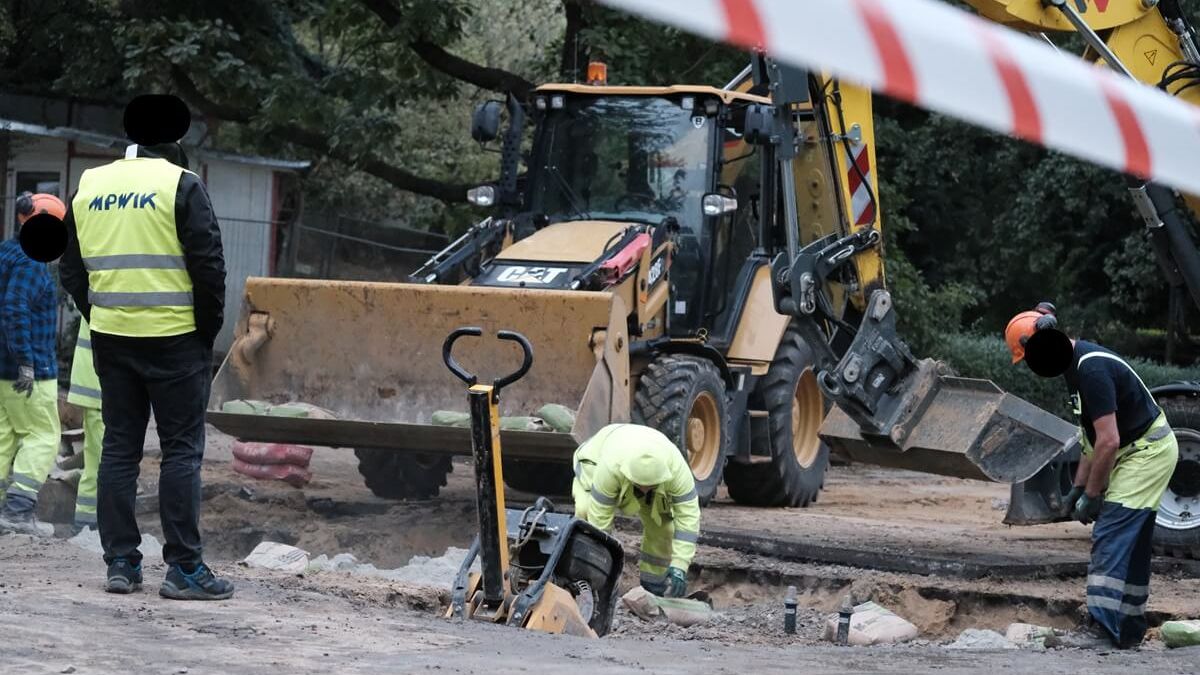 Służby MPWiK naprawiają nawierzchnię jezdni po awarii wodociągowej na ul. Głębokiej