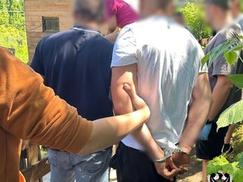 Wałbrzych: 33-latek zakopał narkotyki w skrzynce. Policjanci znaleźli łącznie prawie 5 kg amfetaminy i metamfetaminy