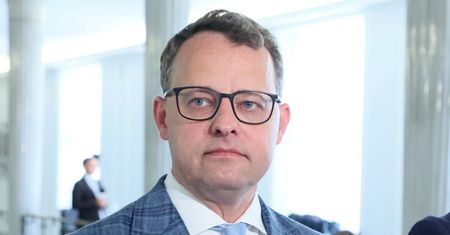 "Niech mu Orban płaci". Jest projekt pozbawiający Romanowskiego pensji