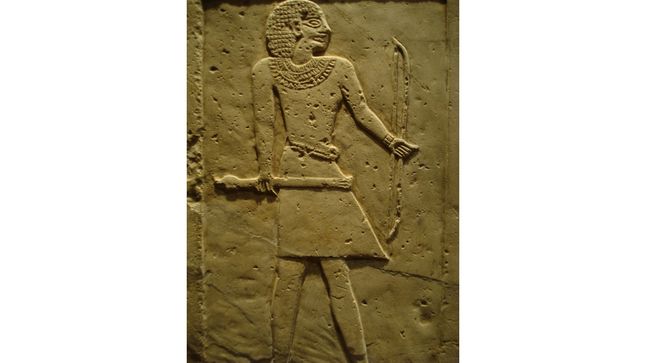 Płaskorzeźba przedstawiająca łucznika z miejscowości At-Tarif w Egipt, (Fot. Wikimedia Commons)