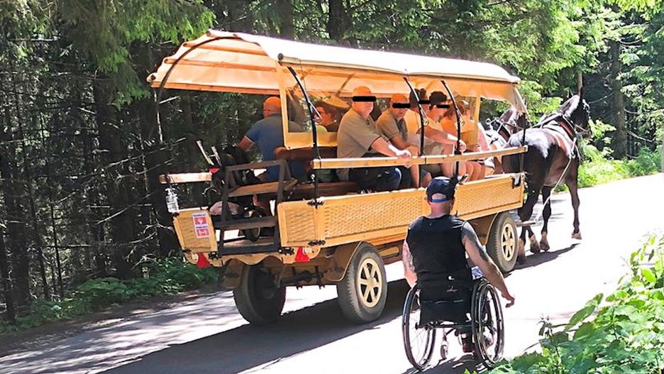 Zawstydzeni turyści unikają kontaktu wzrokowego z niepełnosprawnymi