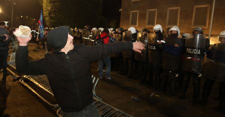 Albania w ogniu. W Tiranie poleciały koktajle Mołotowa