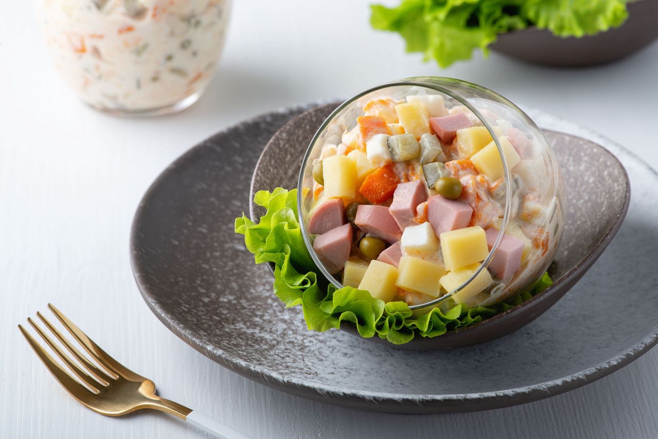 Sałatka szwajcarska. Sycące comfort food na zimową porę