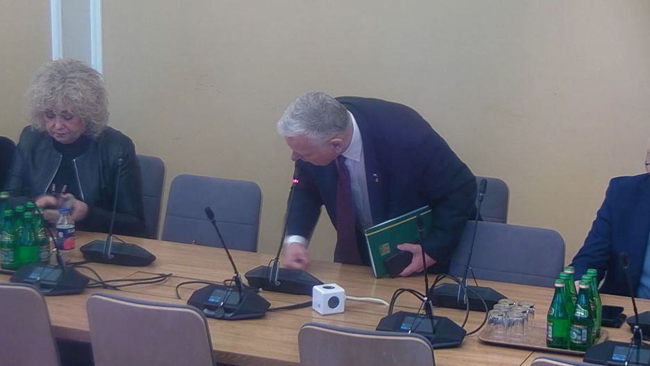 Marek Suski opuszcza posiedzenie komisji
