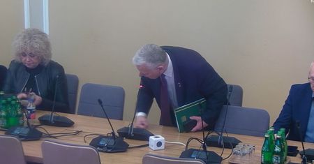 Bunt posłów PiS na komisji. Nagle Suski dał sygnał