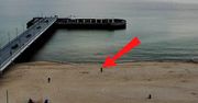 7:18 w niedzielę. Oto co robił na plaży w Kołobrzegu