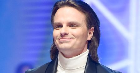 Marcin Hakiel prezentuje kolejną MŁODZIEŻOWĄ stylizację. Fani zmartwieni: "Ale chudzinka" (FOTO)