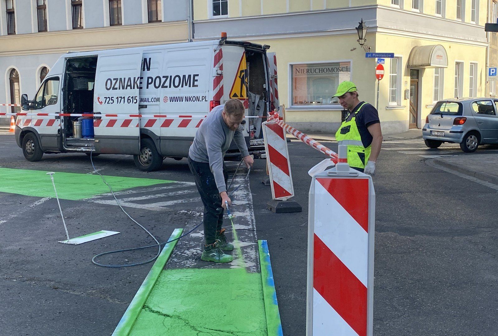 Pomalowano asfalt na zielono. Plac Powstańców w Lesznie w nowej odsłonie