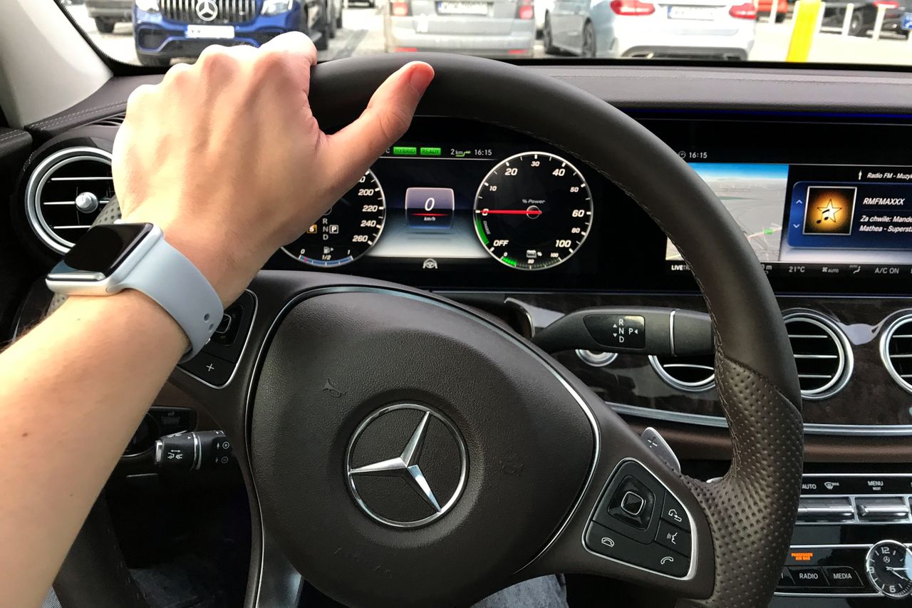 Nawigacja w Mercedesie za 420 tys. zł przegrywa w Warszawie z Mapami Google