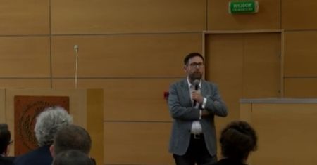 Obajtek na uczelni Rydzyka. Uwagę przykuwa jego postawa ciała