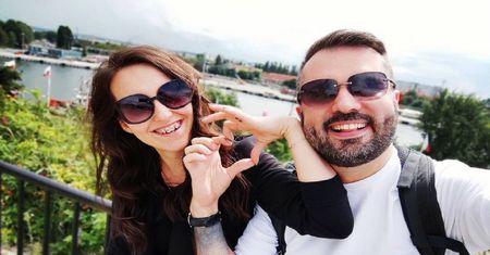 Wiadomo, dlaczego Karol ze "Ślubu..." jest z Laurą. Wszystko przez jedną rzecz