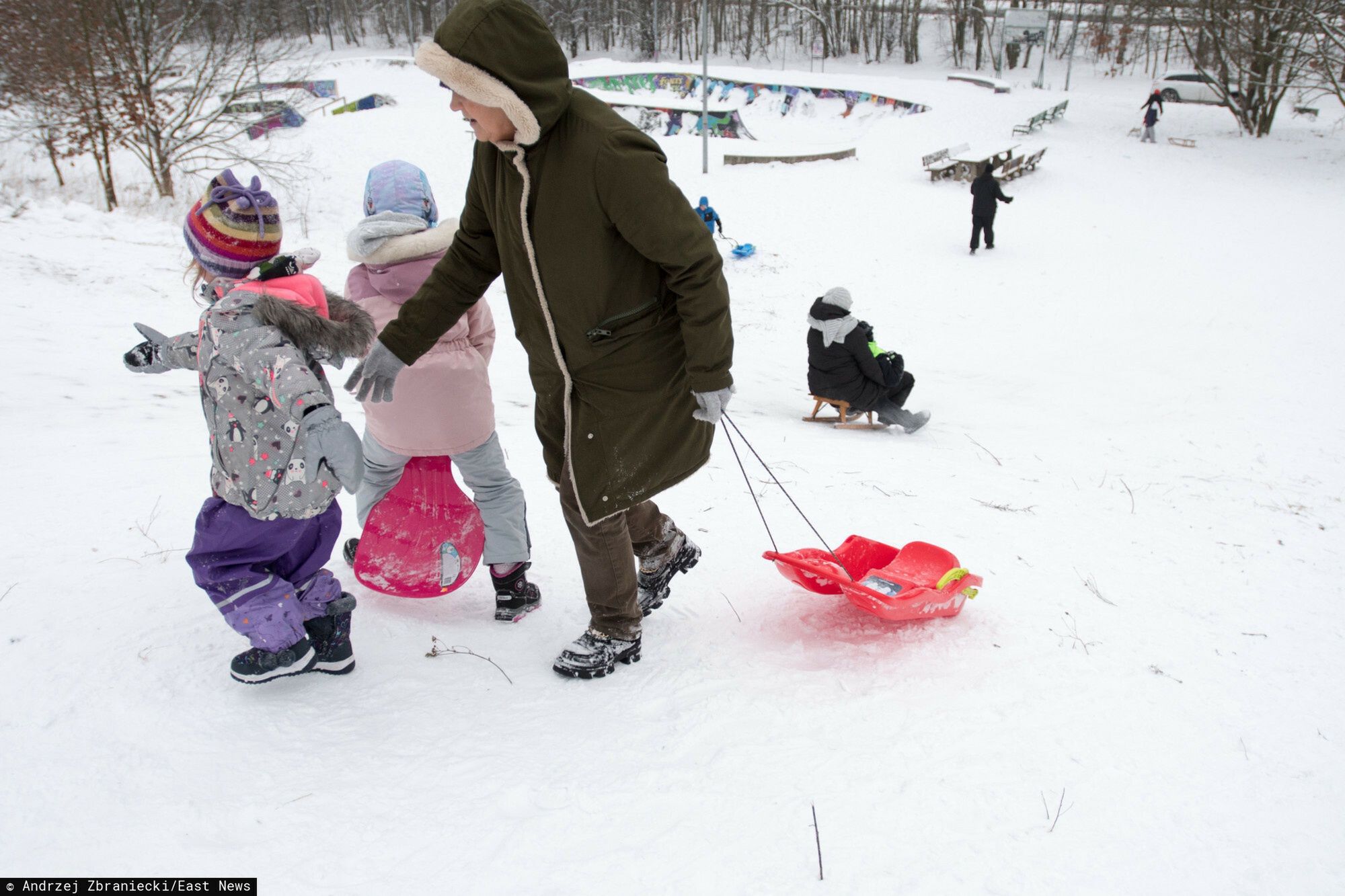 Zima w Polsce
Fot. Andrzej Zbraniecki/East News, Lodz, 17.12.2022.  Zima w Polsce. N/z: babcia z wnuczkami na osiedlowej gorce w Lodzi.
Andrzej Zbraniecki