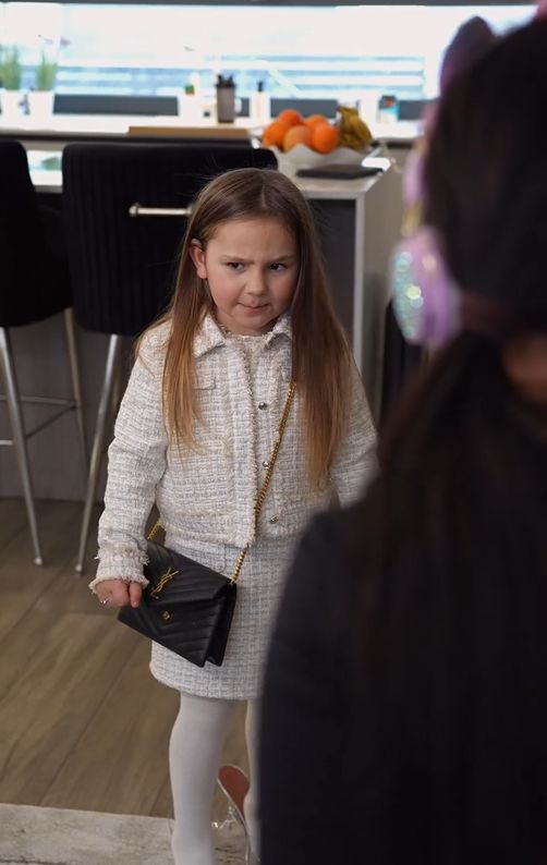Córka Bomby parodiuje matkę z torebką od projektanta