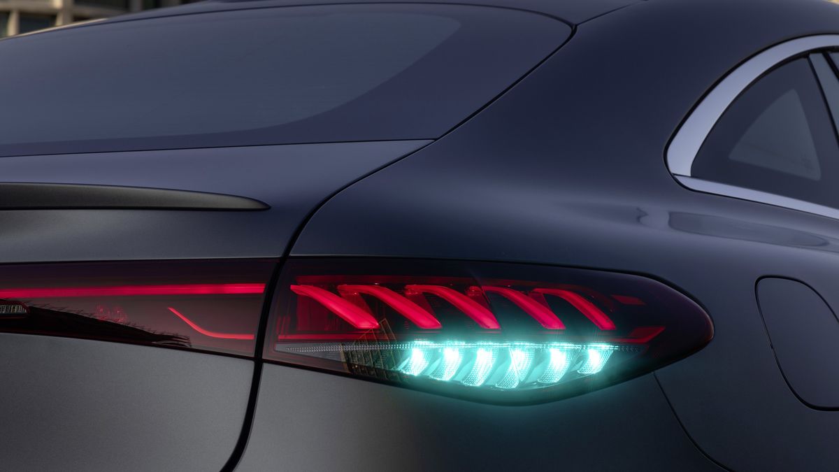 Mercedes EQS z turkusowymi światłami