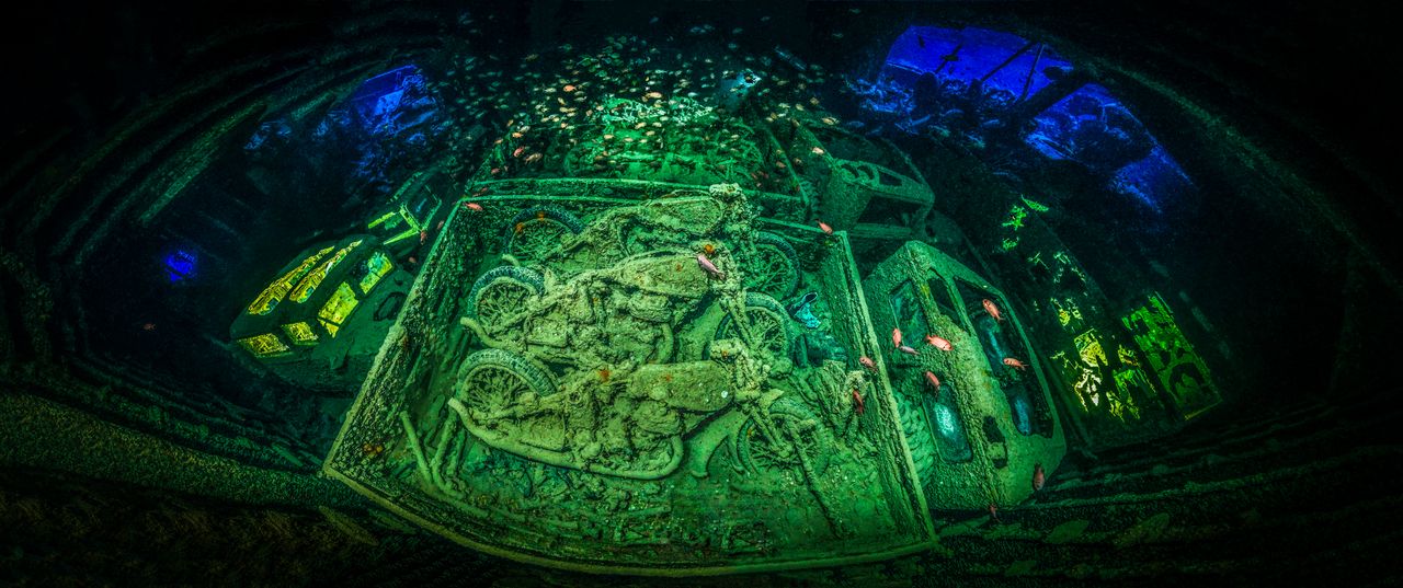 Nawet jeżeli nie jesteście fanami nurkowania to warto "na sucho" zanurzyć się w podwodnym świecie z najlepszymi zdjęciami konkursu Underwater Photographer of the Year 2018. Zwycięskie zdjęcie wykonał niemiecki fotograf** Tobias Friedrich**, który uchwycił motocykle Norton 16H ułożone w ciężarówkach, nad którymi spokojnie przepływają ryby. Ponieważ motocykle znajdują się we wnętrzu wraku, fotograf musiał złożyć końcowe zdjęcie z kilku innych.