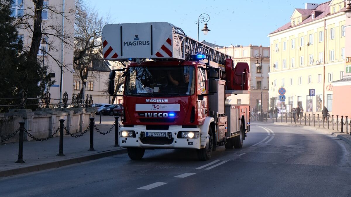 Wóz z drabiną straży pożarnej jadący na interwencję