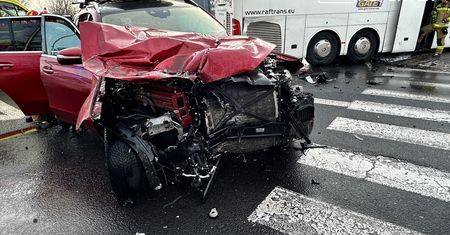 Zderzenie autokaru i osobówki. Zmiażdżony mercedes, sześć osób w szpitalu