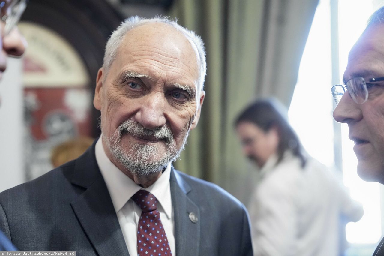 Widać zmianę u Macierewicza. Tak teraz porusza się po Warszawie