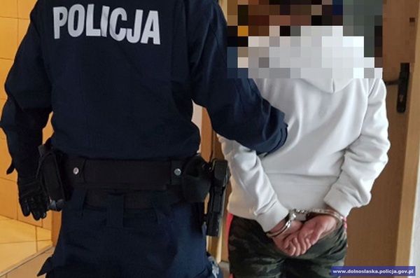 20-letni mężczyzna, który pobił nauczyciela został zatrzymany przez policję