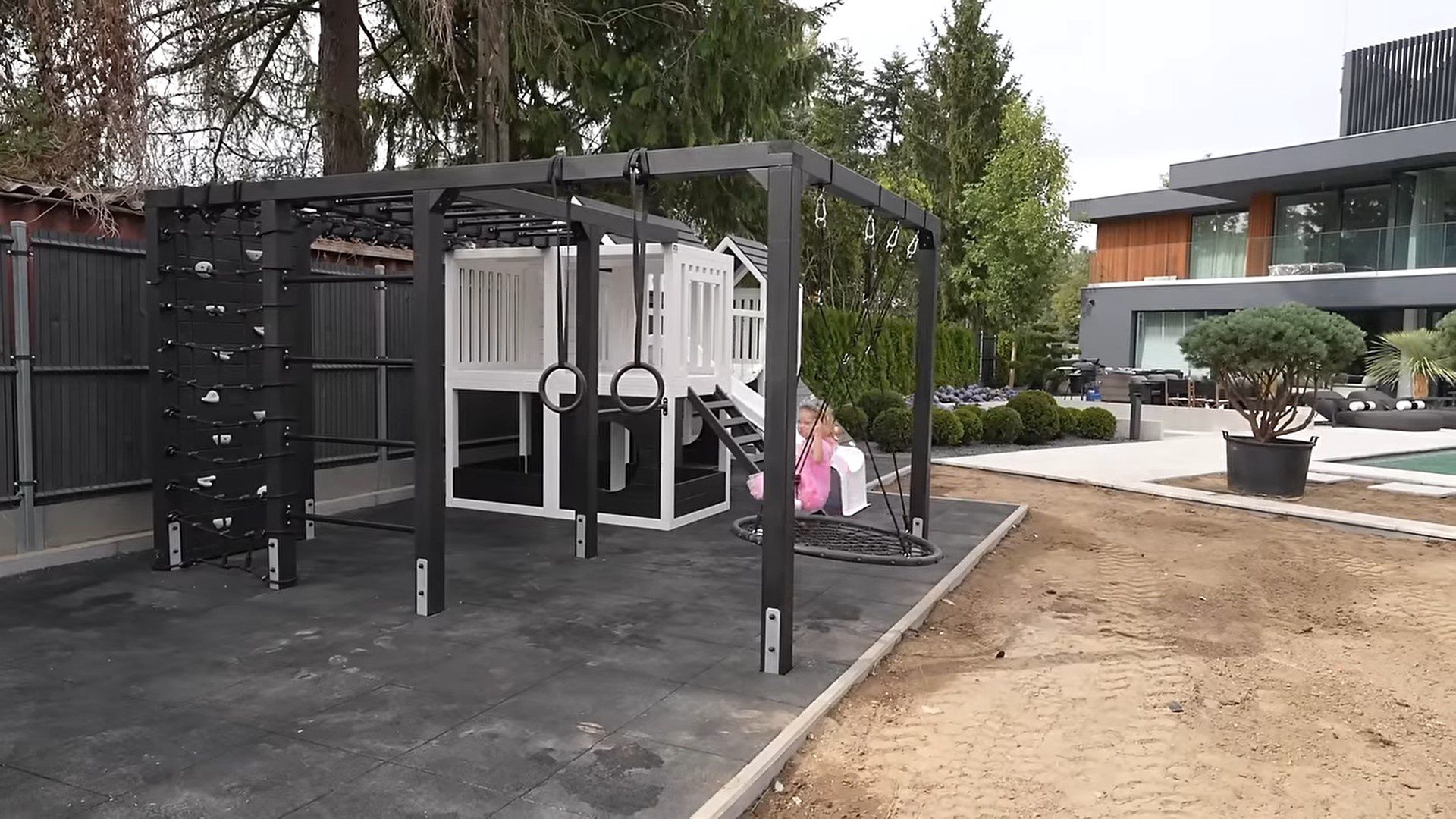 Andziaks oprowadziła widzów po placu zabaw