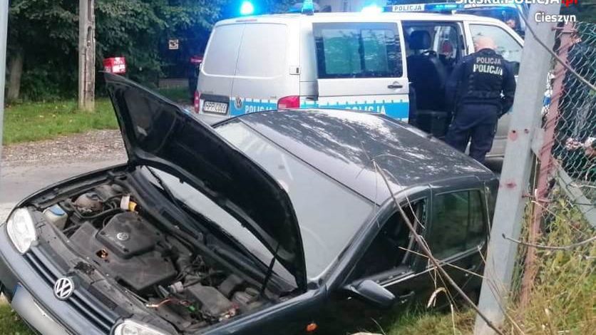 Cieszyn. 19-latek podczas ucieczki wpadł do rowu.