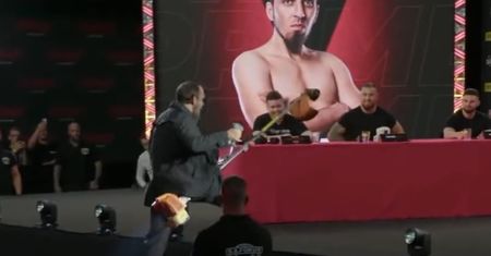 Tego jeszcze nie było. Zawodnik Prime przyszedł na konferencję z kosiarką!