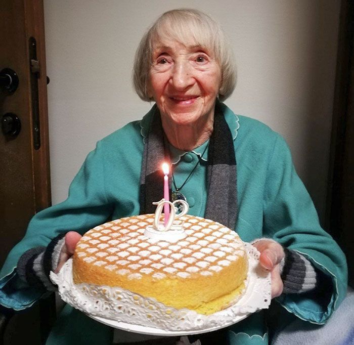 Świętowanie 102 lat to piękna sprawa, zwłaszcza po 20 dniach pobytu w szpitalu przez COVID-19.