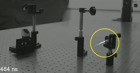 Naukowcy ujęli na filmie pojedynczą wiązkę światła odbijającą się od luster