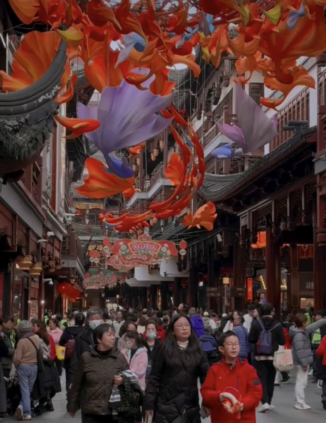 Kolor czerwony symbolizuje w Chinach szczęście i dobrobyt.