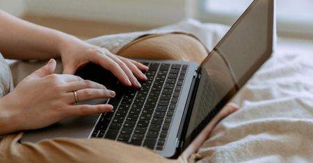 Wybiórcze informacje. Media narzekają na podsumowania AI