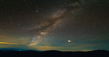Deszcz meteorytów na nocnym niebie. Rój Delta Akwaryn zobaczysz z Polski