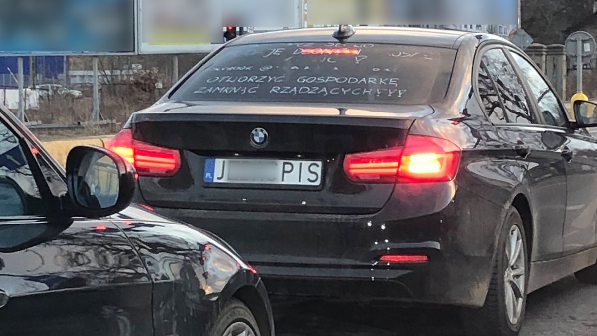 Tablice rejestracyjne z hasłem "J... PiS". Czy takie blachy są legalne?