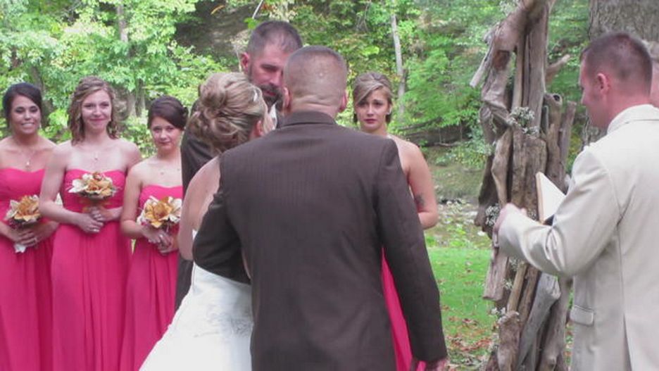 Ojciec panny młodej przerwał ślub. Powód doprowadził ojczyma do łez